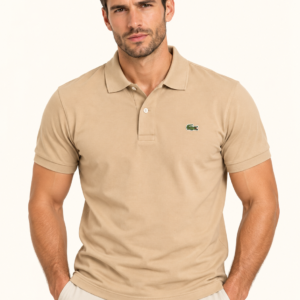 Mężczyzna w beżowej koszulce polo Lacoste – przód