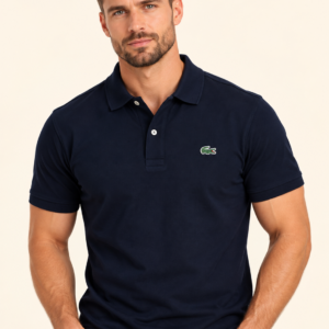 Mężczyzna w granatowej koszulce polo Lacoste – przód