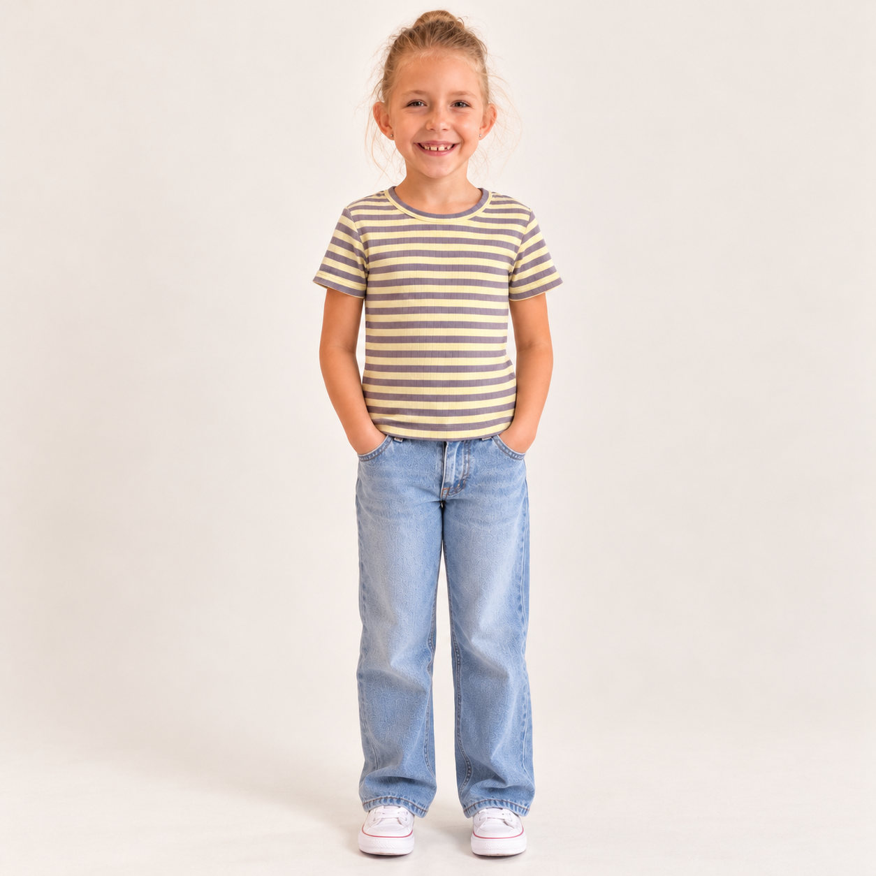 Dziewczęcy T-shirt Name It w żółto-fioletowe paski na modelce