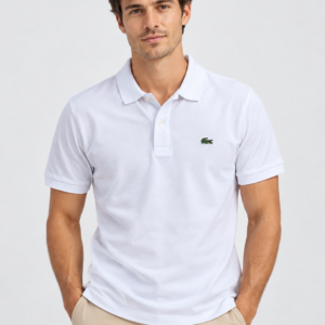 Mężczyzna w białej koszulce polo Lacoste – przód