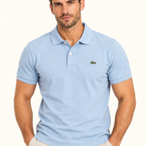 Mężczyzna w jasnoniebieskiej koszulce polo Lacoste – przód