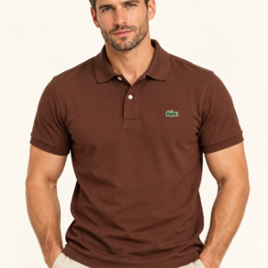 Mężczyzna w brązowej koszulce polo Lacoste – przód